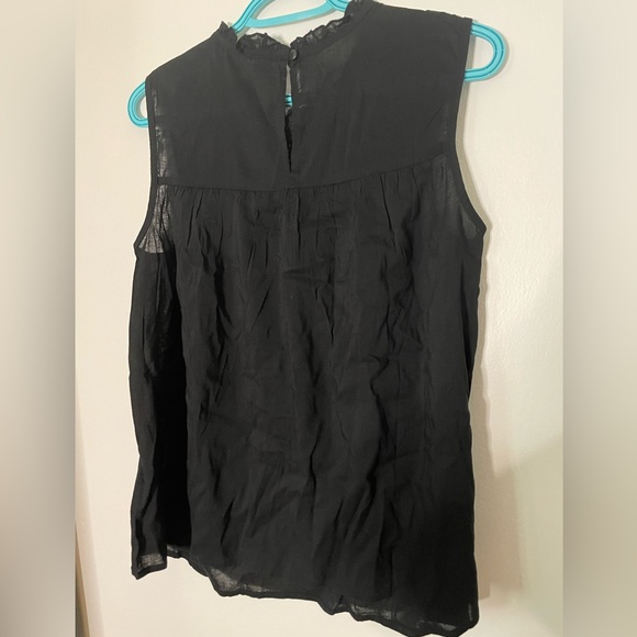 Lightweight Sleeveless Embroidered Blouse - Picture 4 of 5